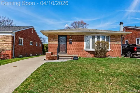 318 Park Dr, Clawson, MI 48017