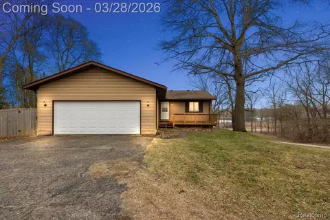 6210 Tripp Rd, Groveland, MI 48442