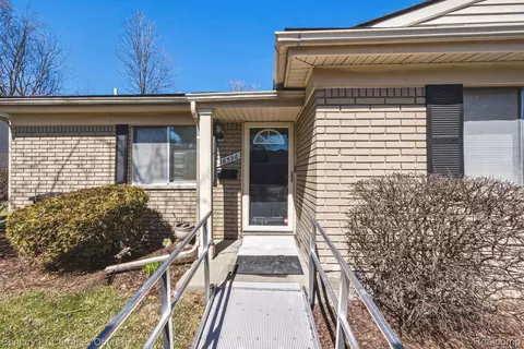 26596 Franklin Pointe Dr, Southfield, MI 48034