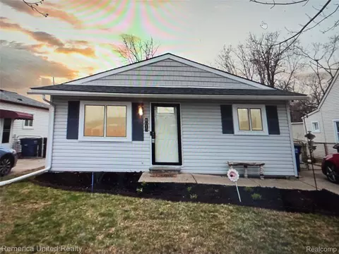 8615 Fremont St, Westland, MI 48185