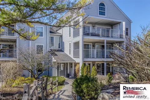 3553 Port Cove Dr #36, Waterford, MI 48328