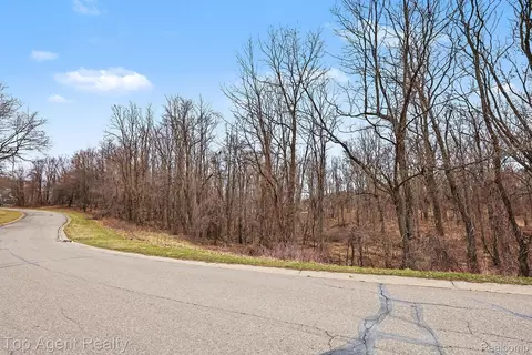 1511 Barrwood Trl, Oxford, MI 48371