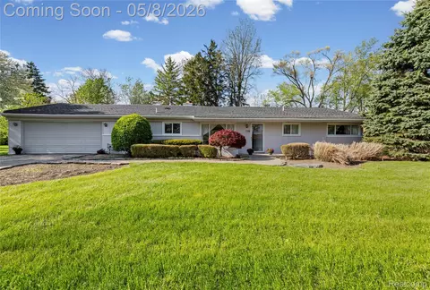 7396 Cornwall Ct, West Bloomfield, MI 48322