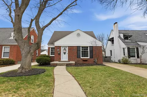 1906 Oxford Rd, Grosse Pointe Woods, MI 48236