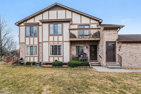946 Country Club Dr, Saint Clair Shores, MI 48082