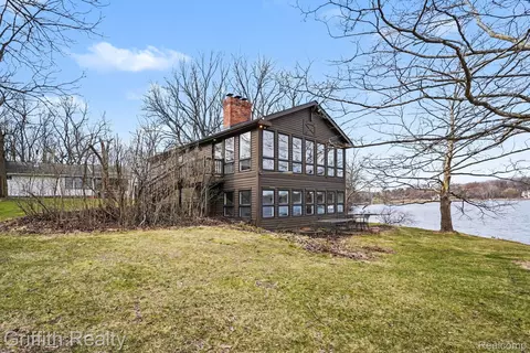 11616 Hall Rd, Whitmore Lake, MI 48189