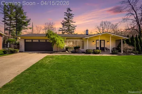 3550 Upton Dr, Troy, MI 48084