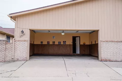 29226 Scarborough Dr, Warren, MI 48088