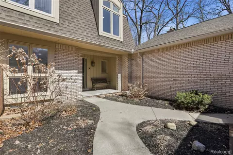 1135 Ivyglen Cir, Bloomfield Hills, MI 48304