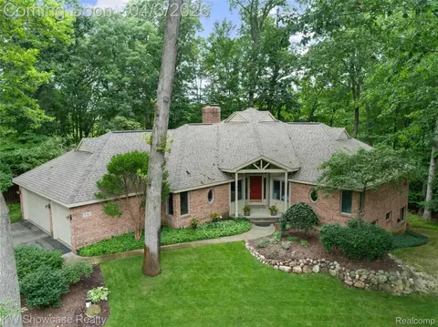 3510 Sutton Ln, Commerce, MI 48390