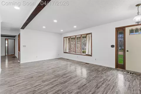 Living - 3432 S State Rd, Davison, MI 48423 photo 2 of 8