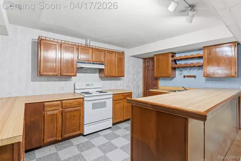 Kitchen - 3432 S State Rd, Davison, MI 48423 photo 4 of 5