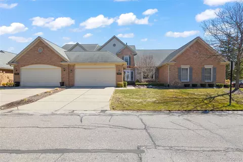 16252 Country Knoll Dr, Northville, MI 48168