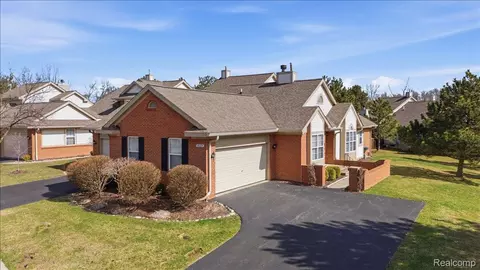 10324 Champions Cir #44, Grand Blanc, MI 48439