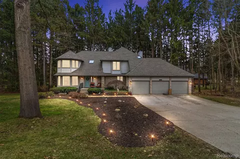 9641 Rolling Greens Dr, Pinckney, MI 48169