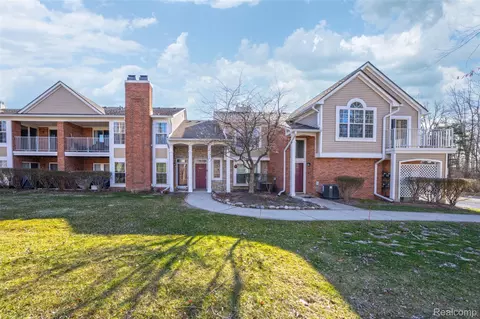 56075 Chesapeake Cir #242, Shelby Township, MI 48316