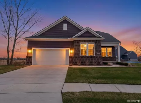 50682 Beckett Ct, Macomb, MI 48044