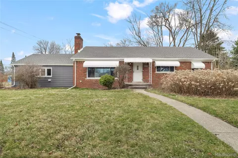 23592 Buckingham St, Clinton Township, MI 48036