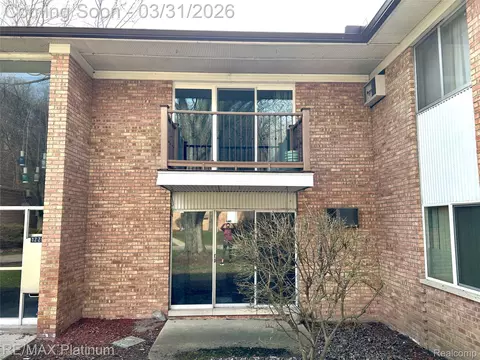 1229 Island Dr #204, Ann Arbor, MI 48105