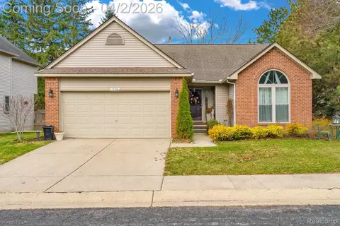 1300 Clearview St #15, Waterford, MI 48327