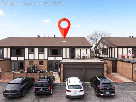 517 Country Club Dr, Saint Clair Shores, MI 48082
