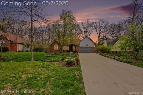 936 E Wildbrook Ln E, Lake Orion, MI 48362