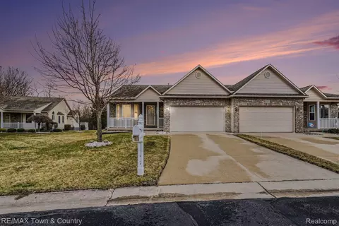 6462 Royal Club Dr, Flint, MI 48433