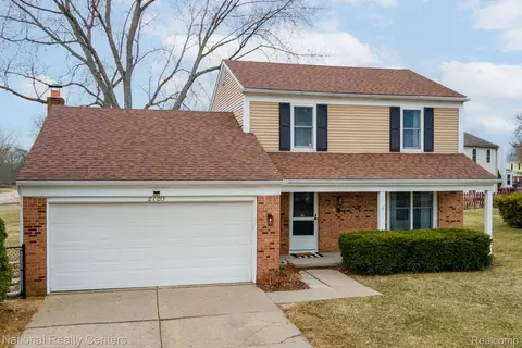 2720 Leewood Cir, Orion, MI 48360