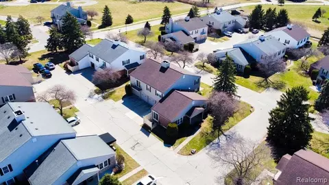 15913 N Franklin Dr, Clinton Township, MI 48038