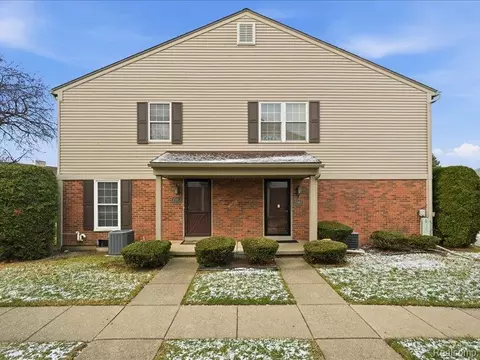 15913 N Franklin Dr, Clinton Township, MI 48038