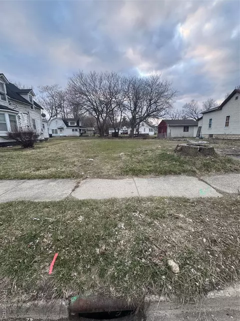 68 Lake St, Pontiac, MI 48341