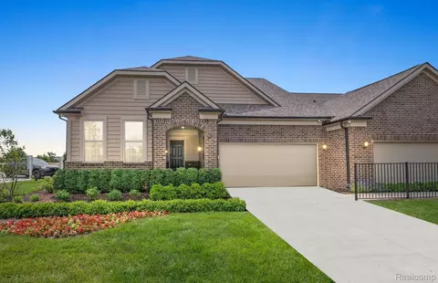 705 W Spaniel Dr, Pittsfield, MI 48108