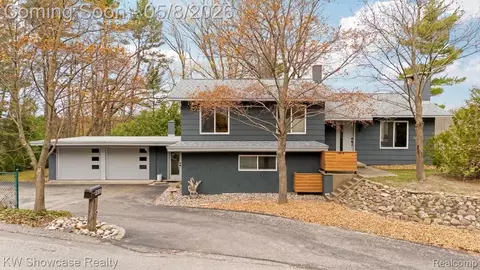 1610 Timber Lane Dr, Peninsula, MI 49686