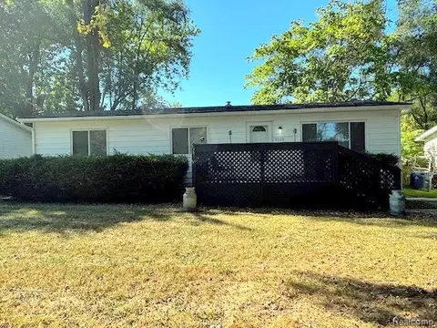 5115 Allingham Dr, White Lake, MI 48383