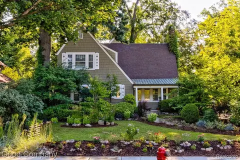19 Oakdale Blvd, Pleasant Ridge, MI 48069