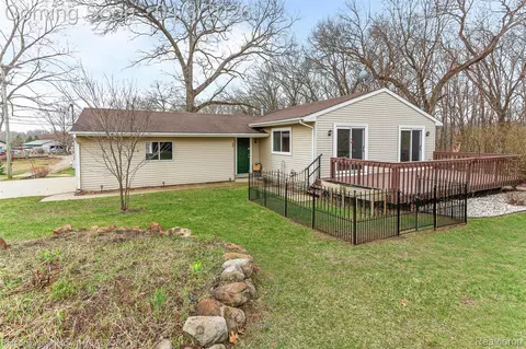 10618 Wolverine Dr, Pinckney, MI 48169