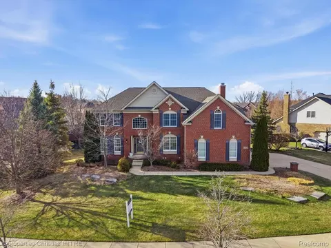 18825 Heather Ridge Dr, Northville, MI 48168