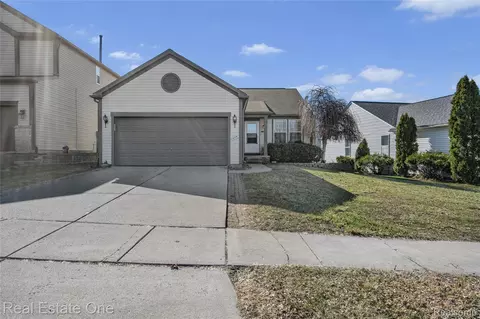 1575 Pebble Beach Dr, Pontiac, MI 48340