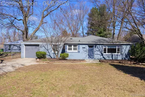 8283 Russell St, Shelby Township, MI 48317