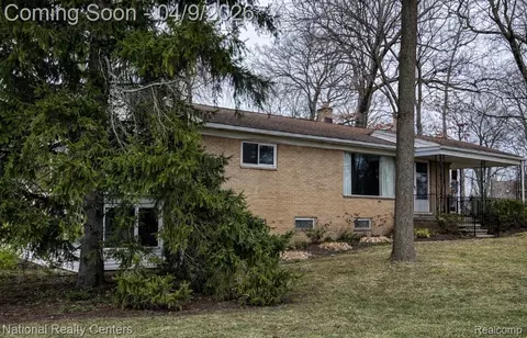 7010 Locklin St, West Bloomfield, MI 48324