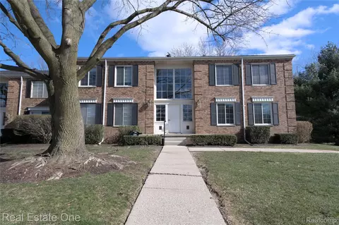 657 E Fox Hills Dr, Bloomfield Hills, MI 48304