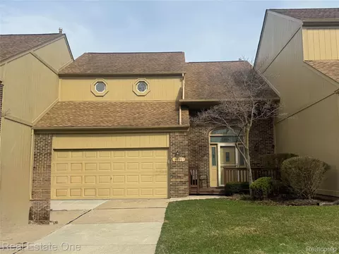2171 Crystal Dr #28, Rochester Hills, MI 48309