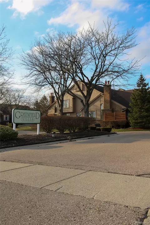 37860 N Laurel Park Dr, Livonia, MI 48152