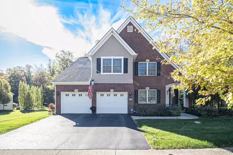 10229 Edgewood Dr, Grand Blanc, MI 48439