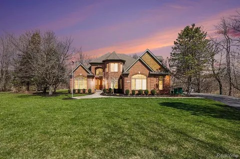 55256 Lee Rd, Lyon, MI 48165