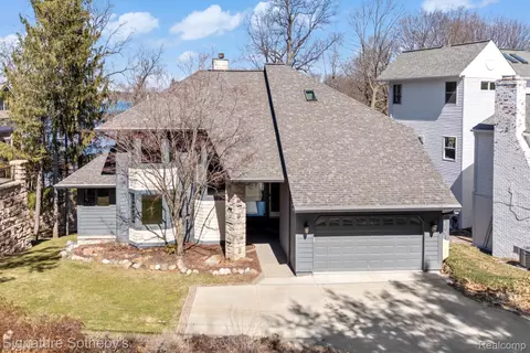 1745 Ridge Rd, White Lake, MI 48383
