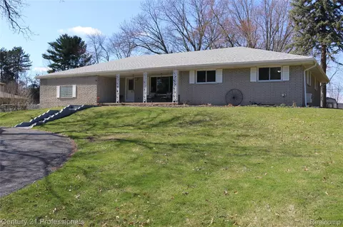 650 Longford Dr, Rochester Hills, MI 48309