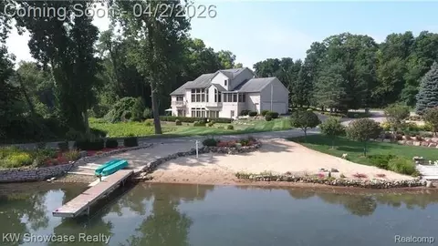 11245 Britney Ln, White Lake, MI 48386