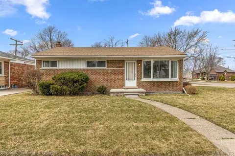 32819 Jefferson Ave, Saint Clair Shores, MI 48082