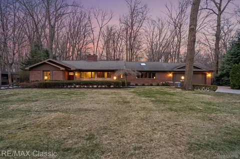 16800 Bell Creek Ln, Livonia, MI 48154